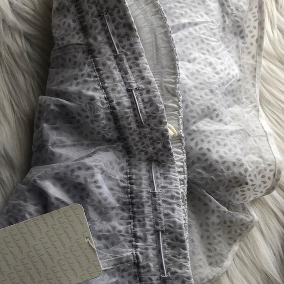 JUST IN✔️NWT LULULEMON HIGH RISE SHORT - Picture 7 of 8